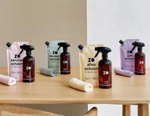 Deze complete set schoonmaakmiddel bestaat uit 4 microvezeldoeken, 4 sprayers, 4 zakken navulling met ZO alles schoon, ZO sanitair schoon, ZO keuken schoon en ZO glas schoon, voor een jaar schoonmaak producten BB Eco Shop