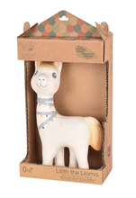 Afbeelding in Gallery-weergave laden, Lama rammelaar, gemaakt van 100% natuurlijk rubber. Het speeltje voelt soepel en zacht aan en is speciaal ontwikkeld voor kleine babyhandjes en doorkomende tandjes. 
