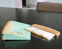 Afbeelding in Gallery-weergave laden, Een kruimelveger om kruimels van bijvoorbeeld je tafel mee op te vegen. Met vintage uitstraling. 
