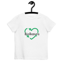 Afbeelding in Gallery-weergave laden, Dit 100% biologisch katoenen T-shirt wordt zeker jou favoriet! Met onze BioBasura T-shirt dat leuk en super comfortabel is en gemaakt van natuurlijke stoffen, laat jij met onze groene recycle hart print zien dat jij je ook zorgen maakt om ons planeet. 
