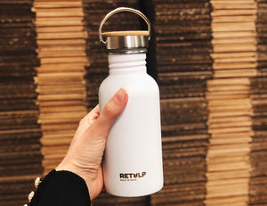 De perfecte herbruikbare waterfles! Deze fles is gemaakt van RVS waardoor hij lekker licht is en makkelijk mee te nemen. Stevig, recyclebaar en vrij van schadelijke stoffen. 