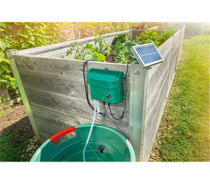 Zon aangedreven watering systeem WATER DROPS ideaal voor verhoogde bedden en tuinen. Automatisch wateren door middel van zonne-energie, zuigt het water uit de regenton of een emmer BB Eco Shop